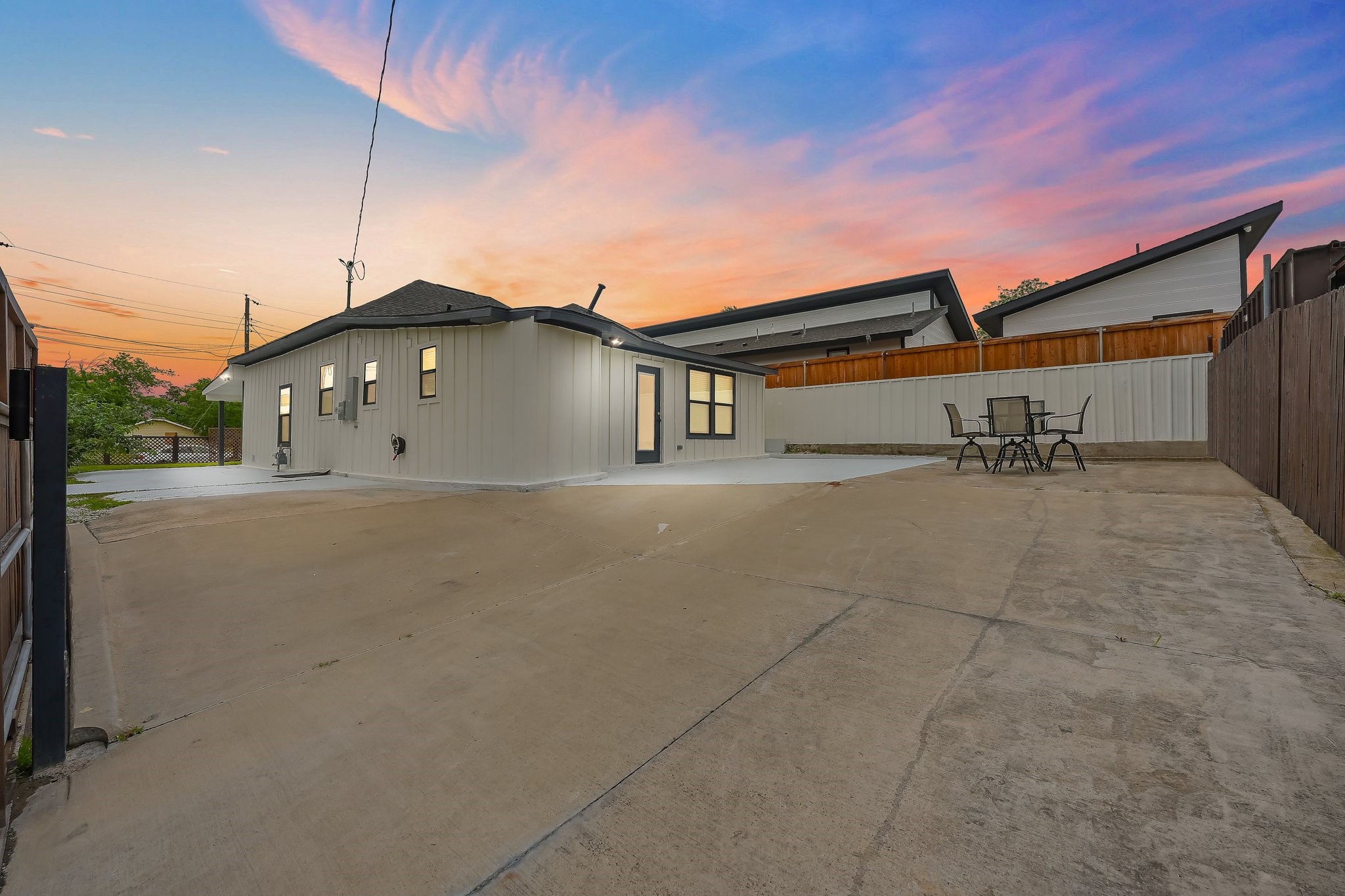 300 Steinman Avenue Dallas TX 75203