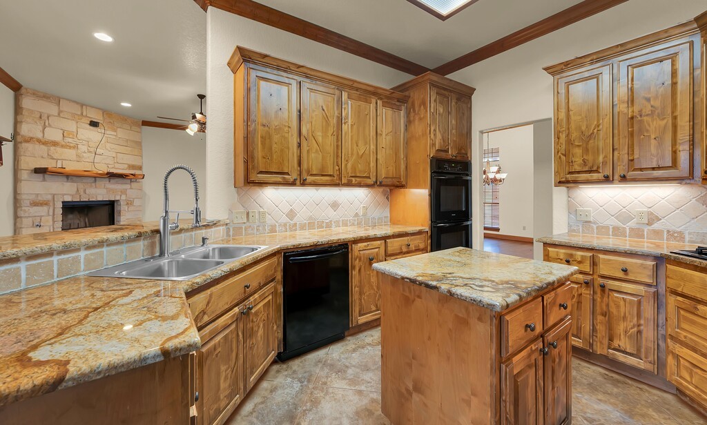 1609 Southern View Lorena TX 76655