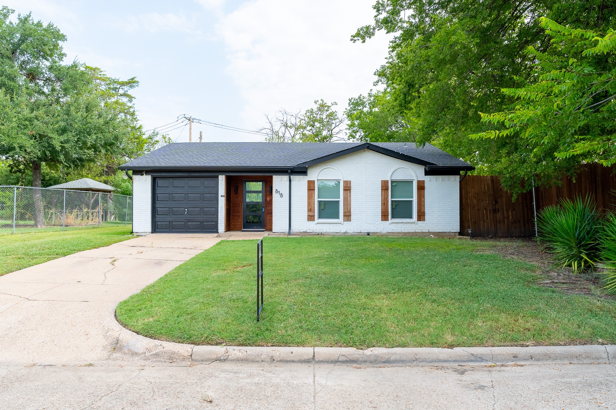 818 Stratford Drive Grand Prairie TX 75051