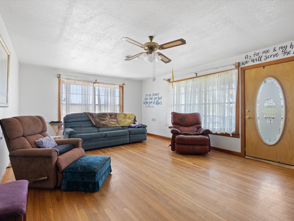 1006 County Road 2475 Alvord TX 76225