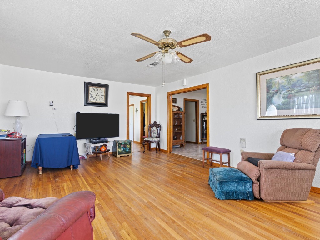 1006 County Road 2475 Alvord TX 76225