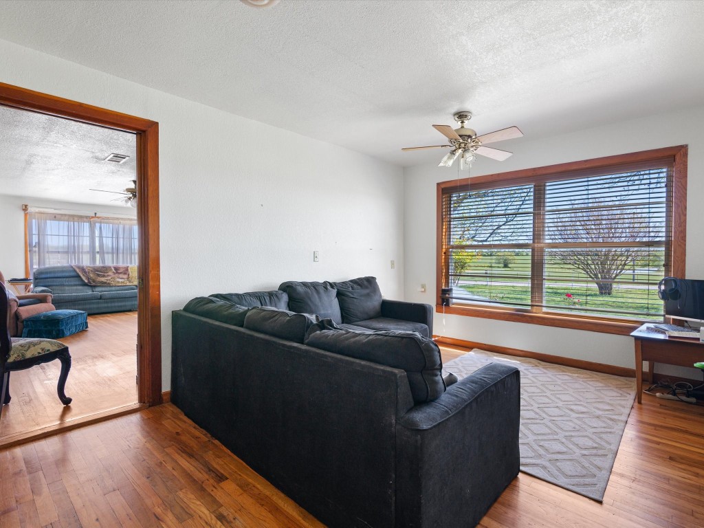 1006 County Road 2475 Alvord TX 76225