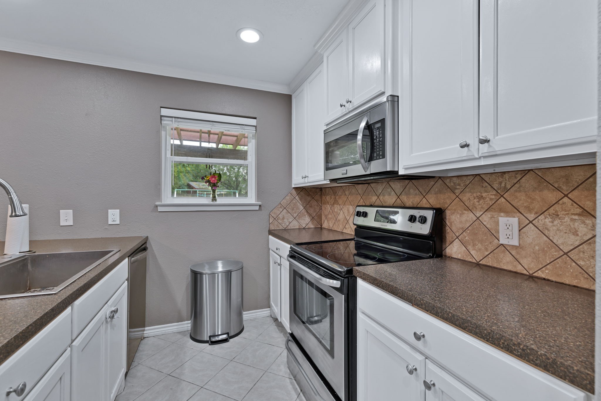 732 Hillside Drive Burleson TX 76028
