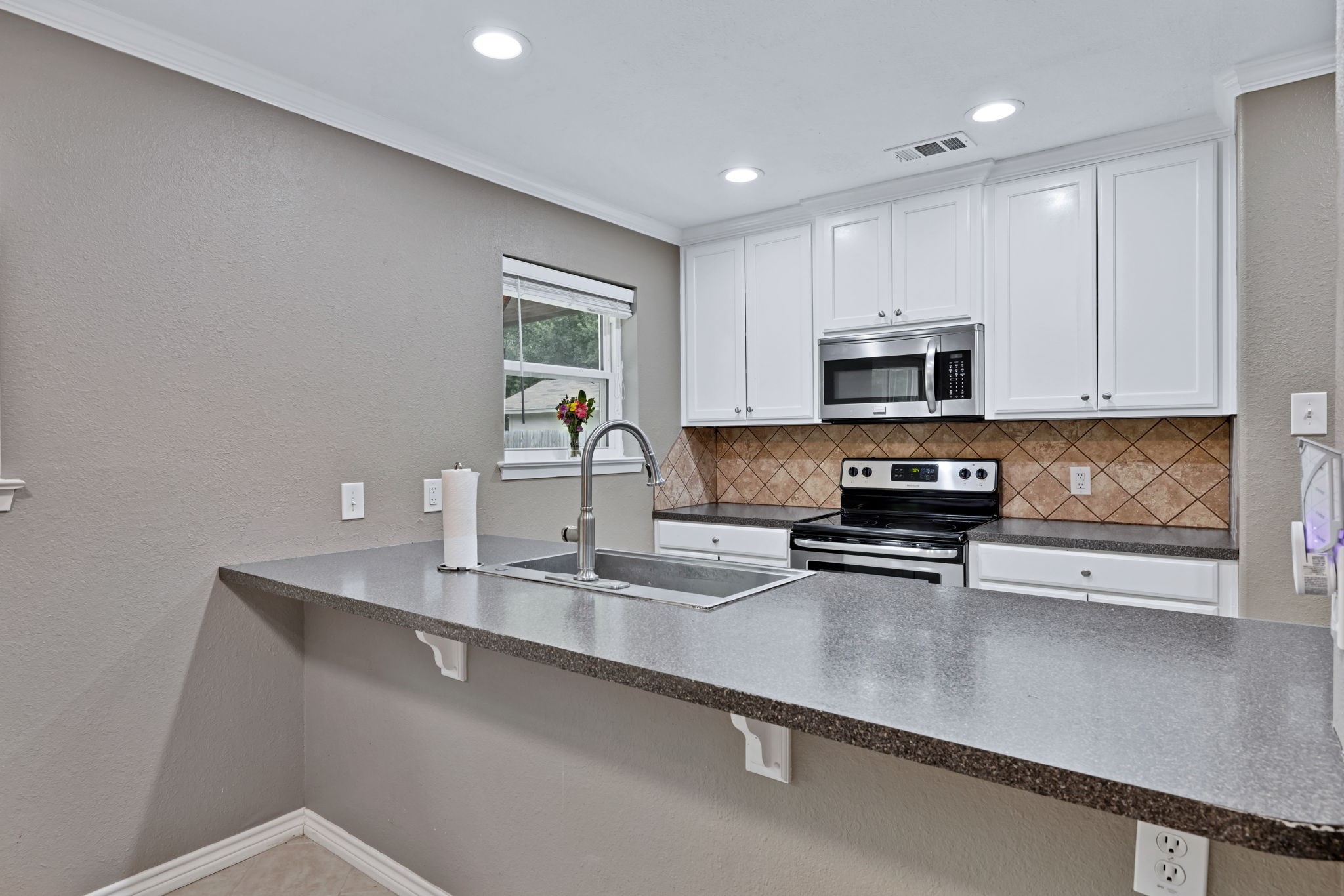 732 Hillside Drive Burleson TX 76028