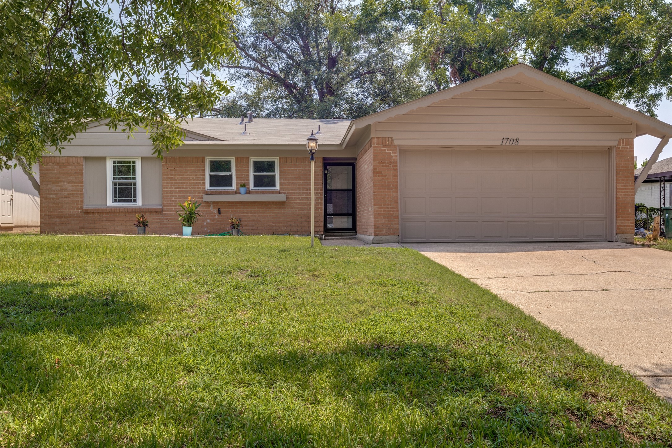 1708 Sylvan Drive Arlington TX 76012