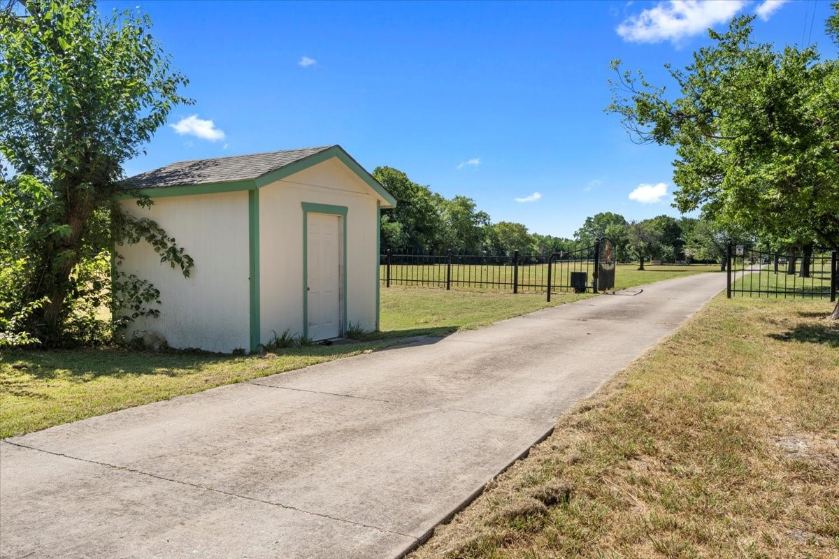 705 W Saunders Trenton TX 75490