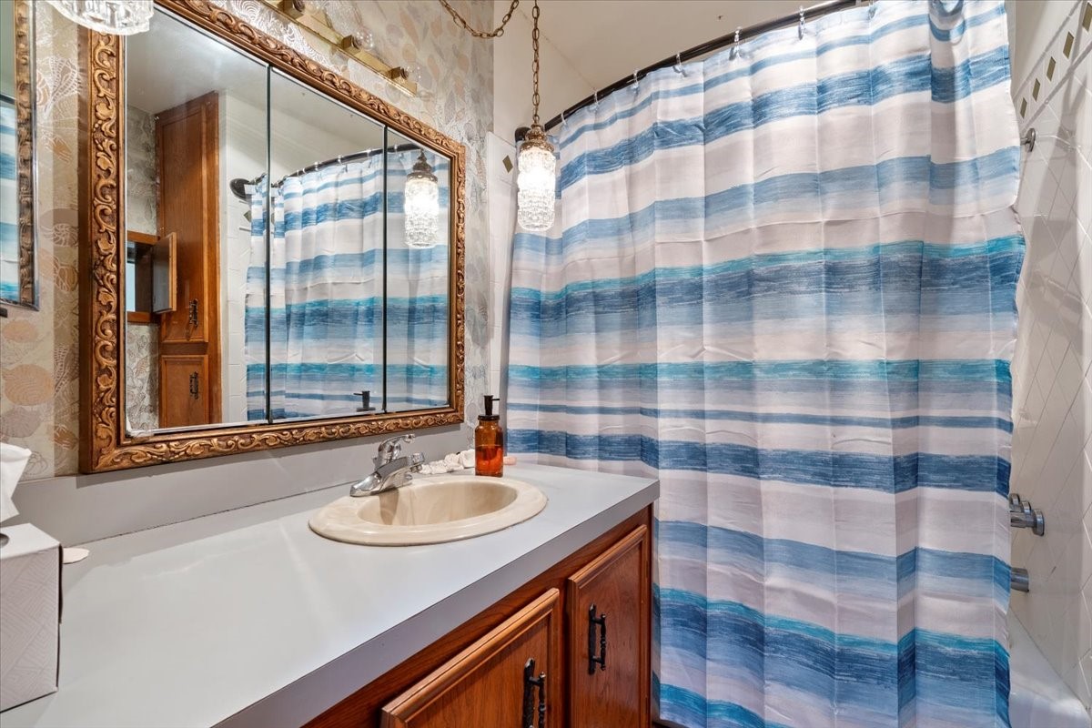 705 W Saunders Trenton TX 75490