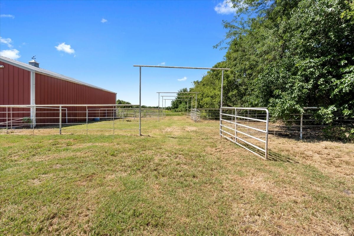 705 W Saunders Trenton TX 75490