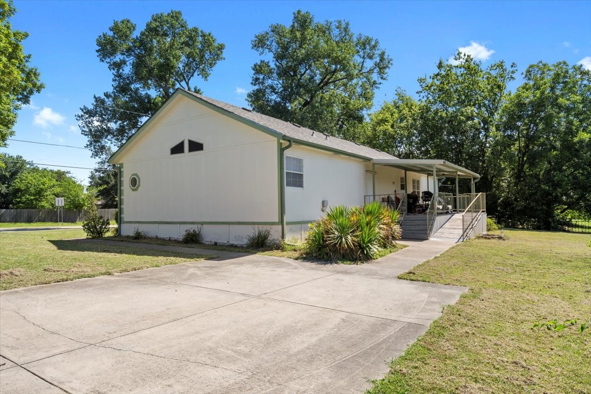 705 W Saunders Trenton TX 75490