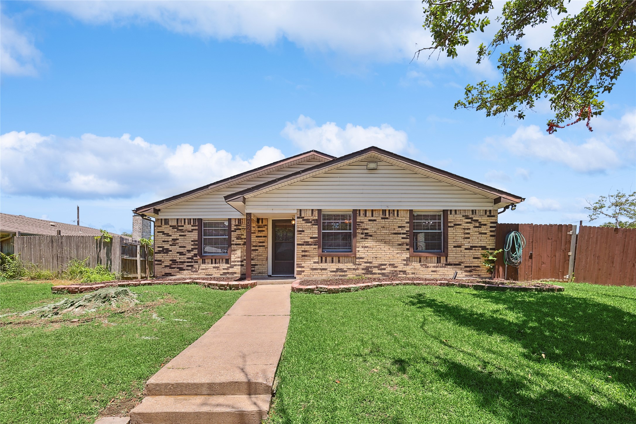 802 Pinehill Lane Grand Prairie TX 75052