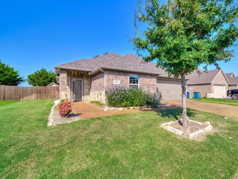 1530 Woodlake Drive Waxahachie TX 75165