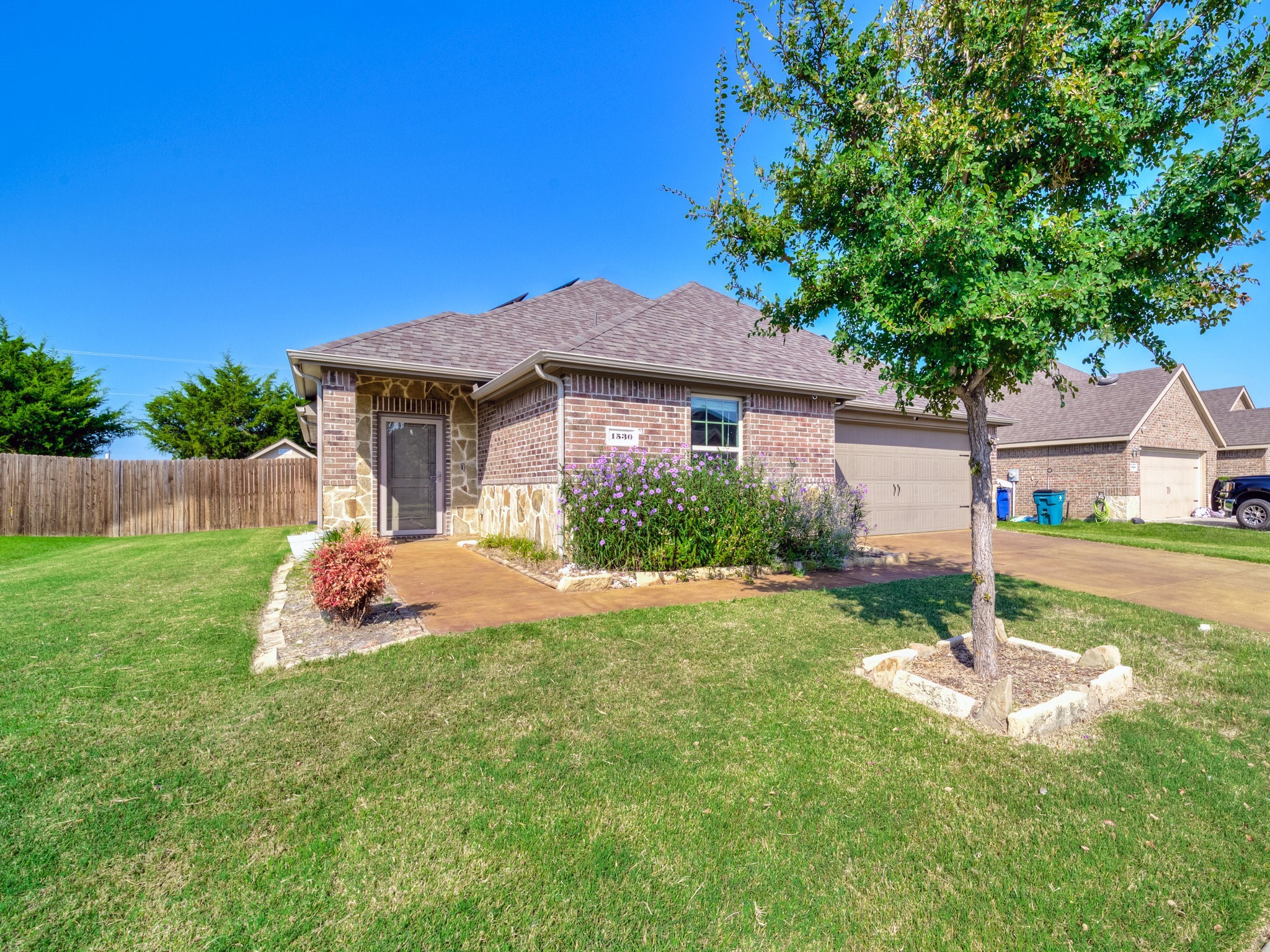 1530 Woodlake Drive Waxahachie TX 75165