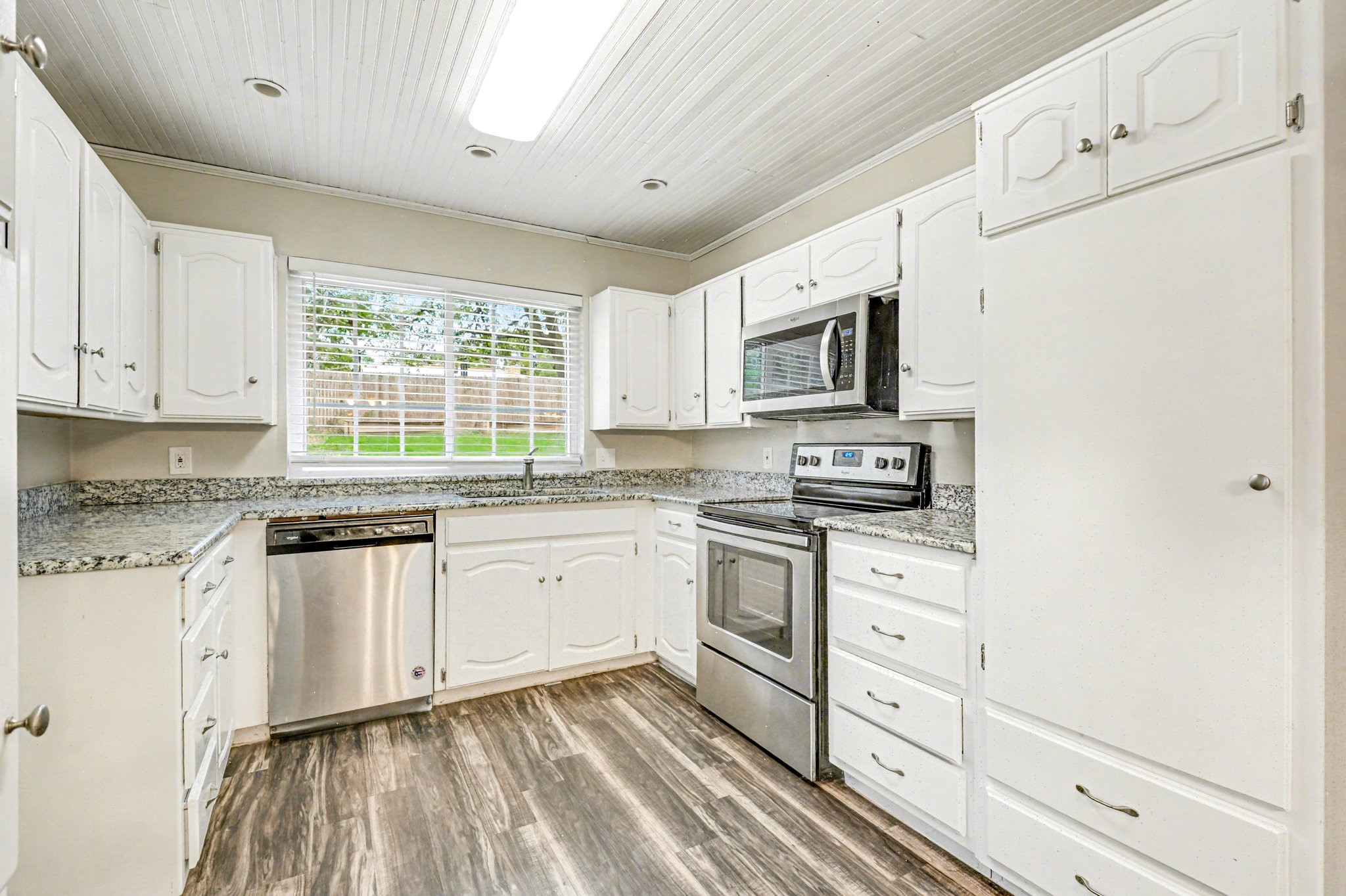 2424 Meadow Creek Bedford TX 76021