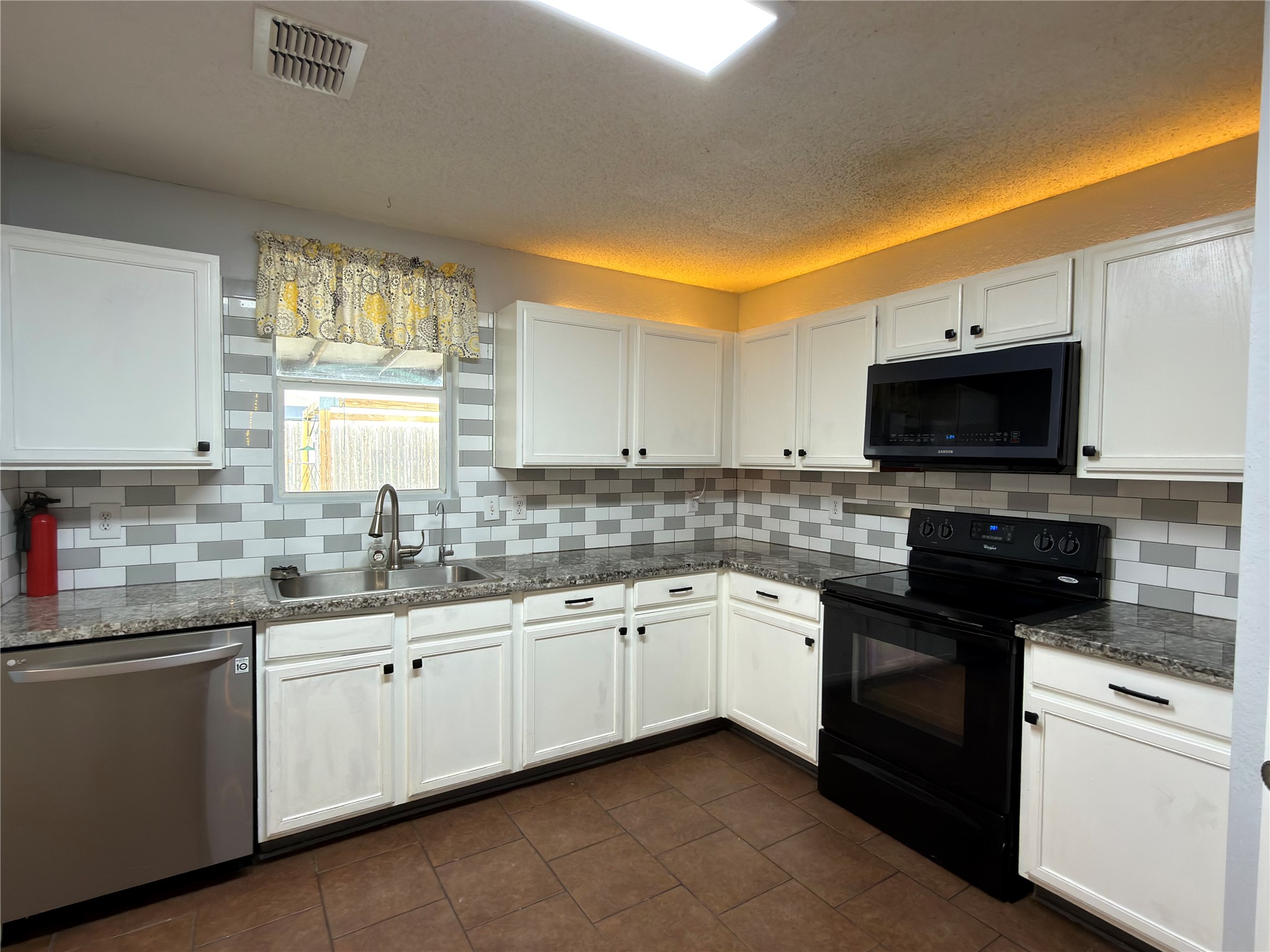 2032 Cap Rock Lane Grand Prairie TX 75052
