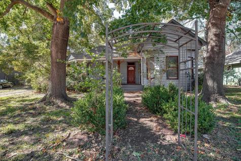 735 N Robinson Street Cleburne TX 76031