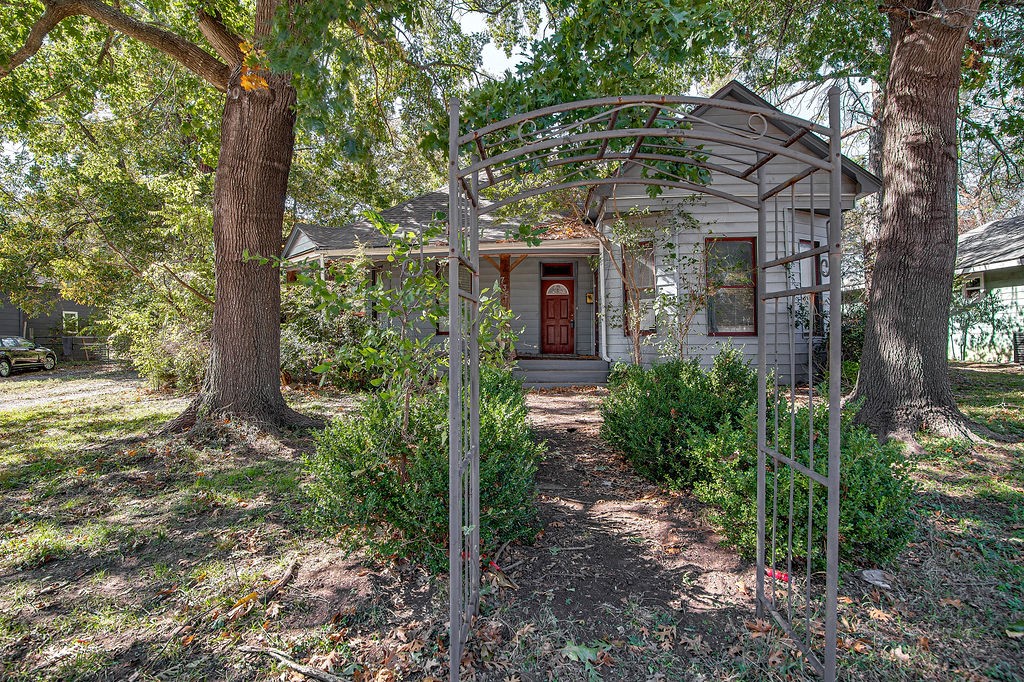 735 N Robinson Street Cleburne TX 76031