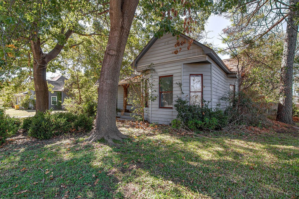 735 N Robinson Street Cleburne TX 76031
