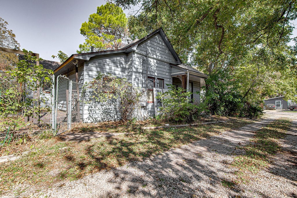 735 N Robinson Street Cleburne TX 76031