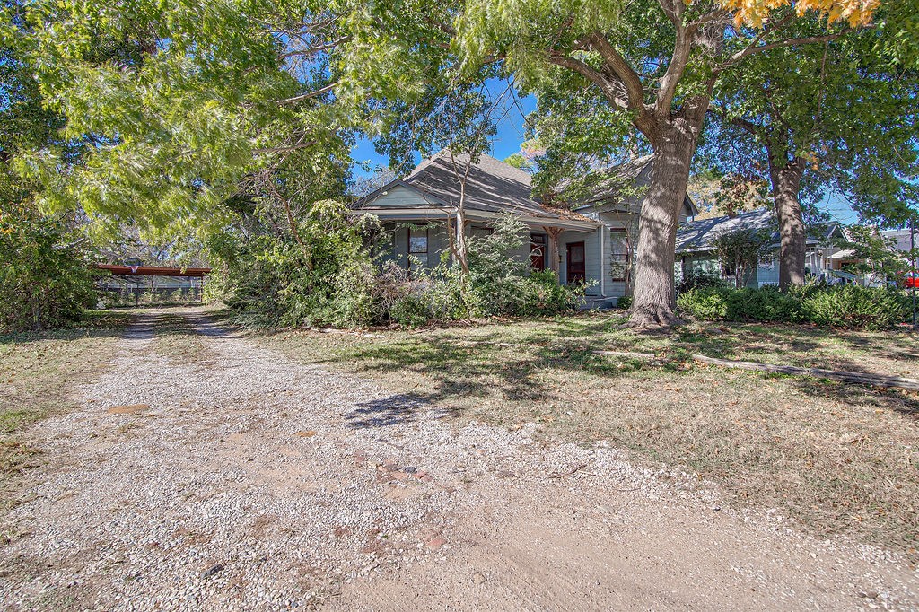 735 N Robinson Street Cleburne TX 76031