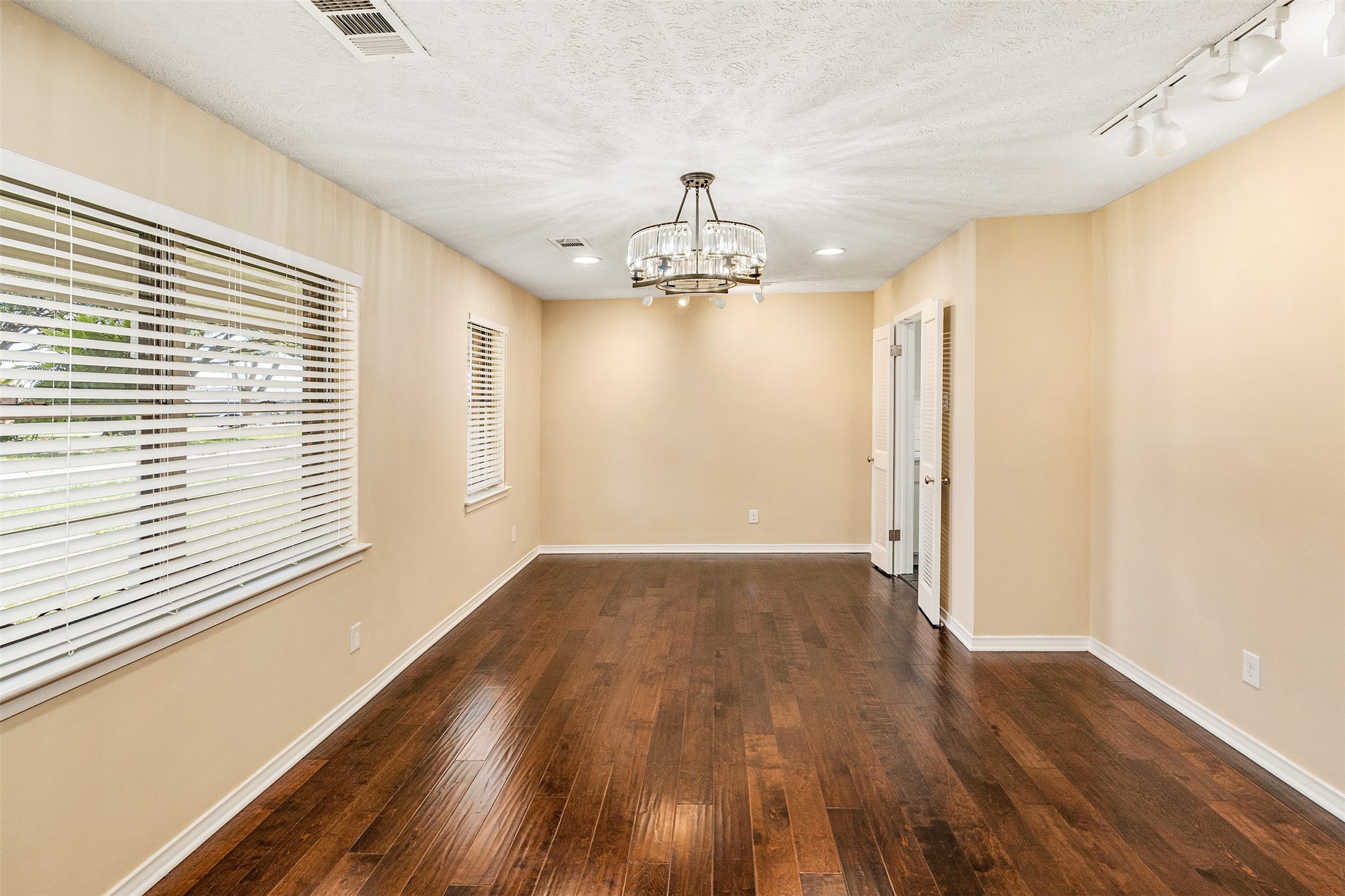 5811 Clendenin Avenue Dallas TX 75228