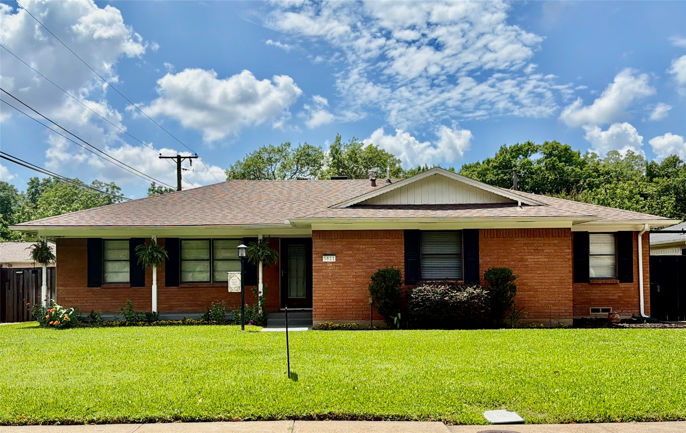 5811 Clendenin Avenue Dallas TX 75228