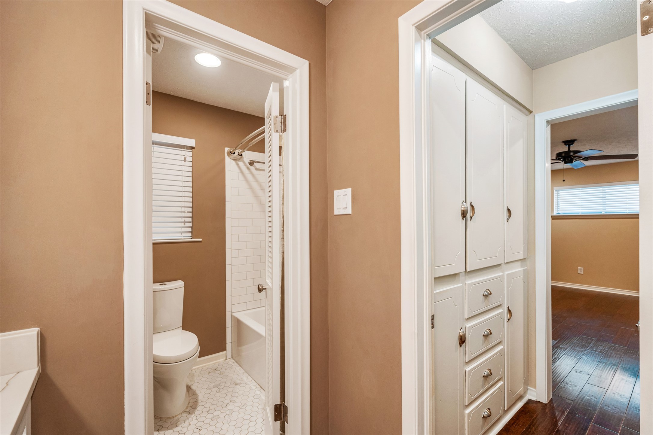 5811 Clendenin Avenue Dallas TX 75228
