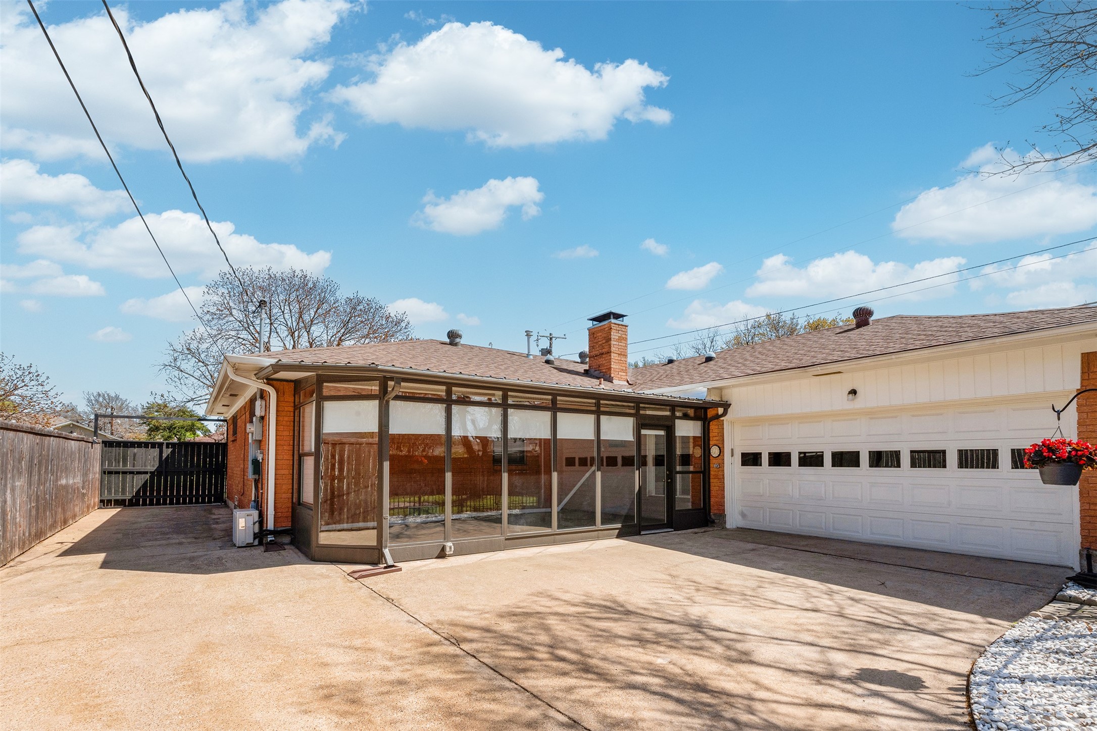 5811 Clendenin Avenue Dallas TX 75228