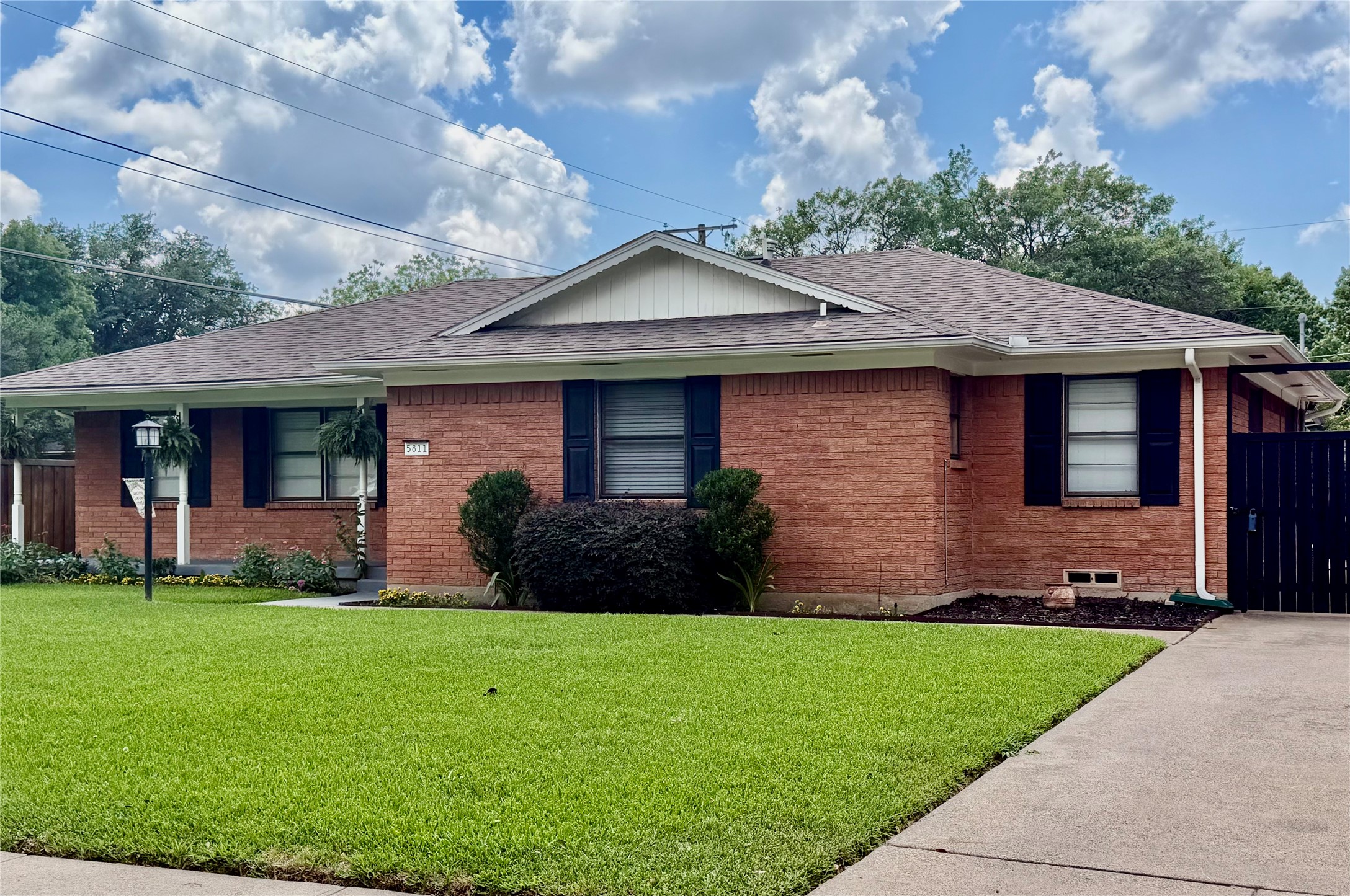5811 Clendenin Avenue Dallas TX 75228