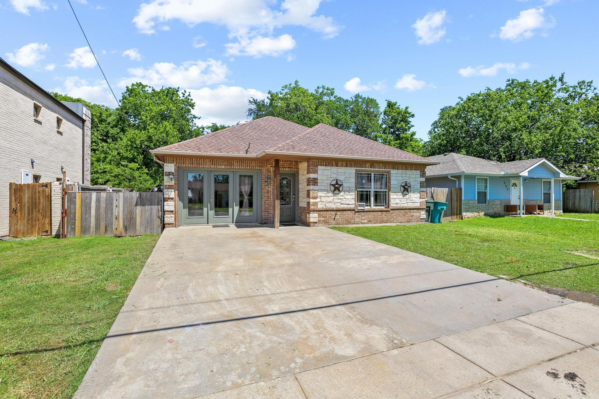 303 E Brockett Street Sherman TX 75090