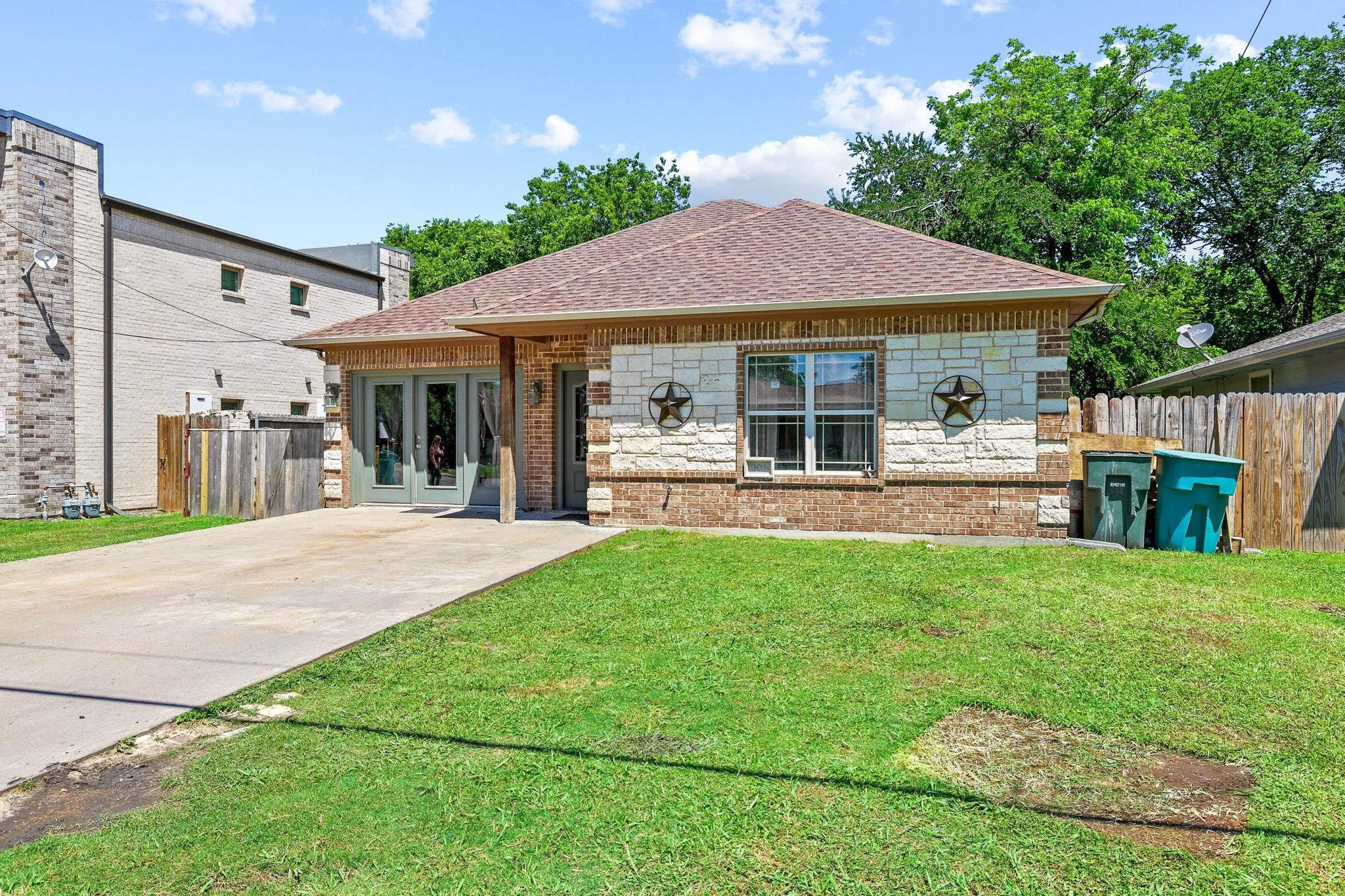 303 E Brockett Street Sherman TX 75090