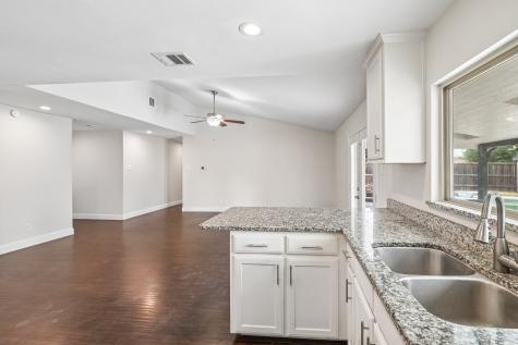 402 W Springdale Lane Grand Prairie TX 75052