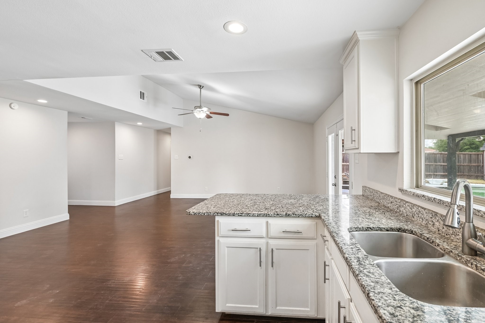 402 W Springdale Lane Grand Prairie TX 75052