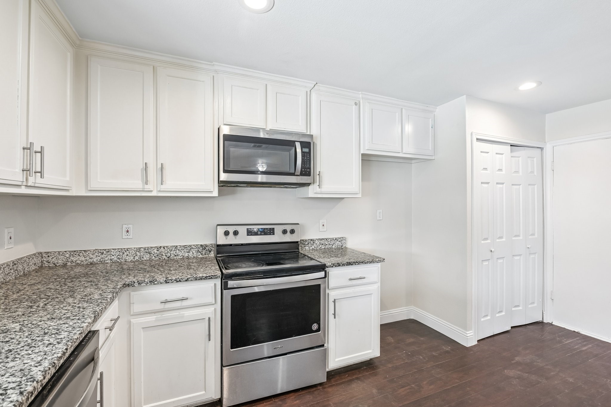 402 W Springdale Lane Grand Prairie TX 75052