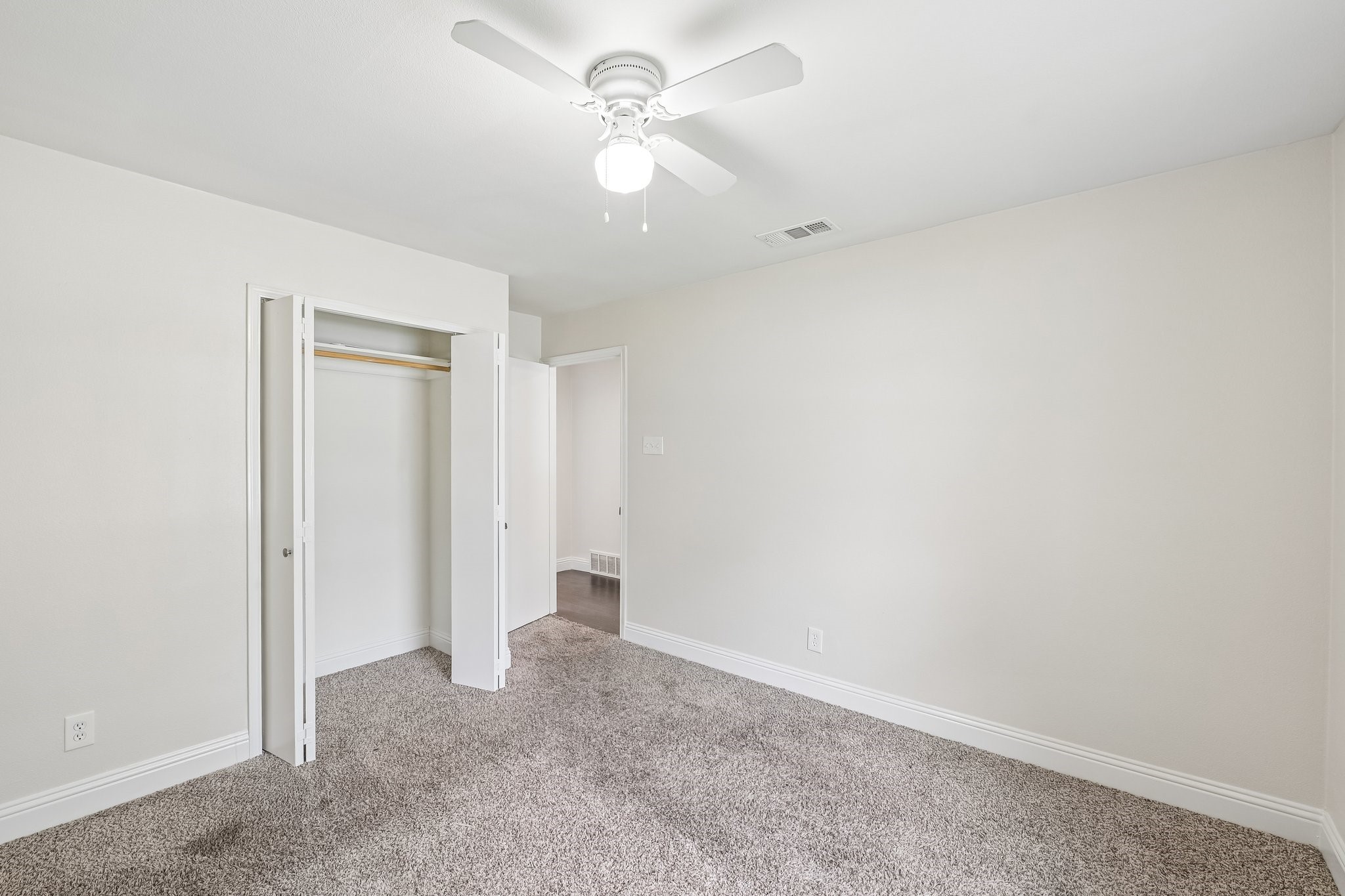 402 W Springdale Lane Grand Prairie TX 75052