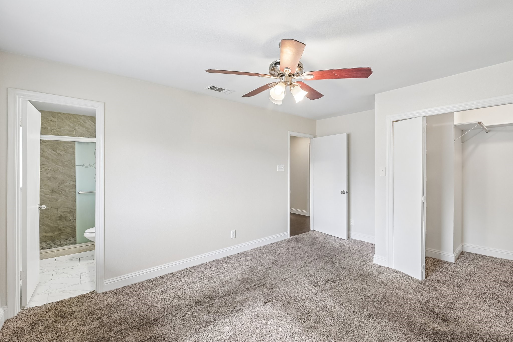 402 W Springdale Lane Grand Prairie TX 75052