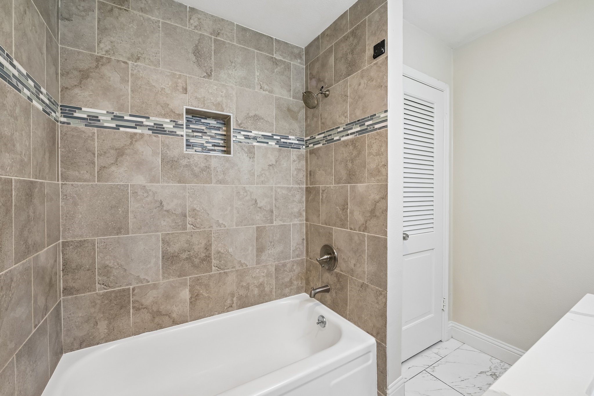 402 W Springdale Lane Grand Prairie TX 75052