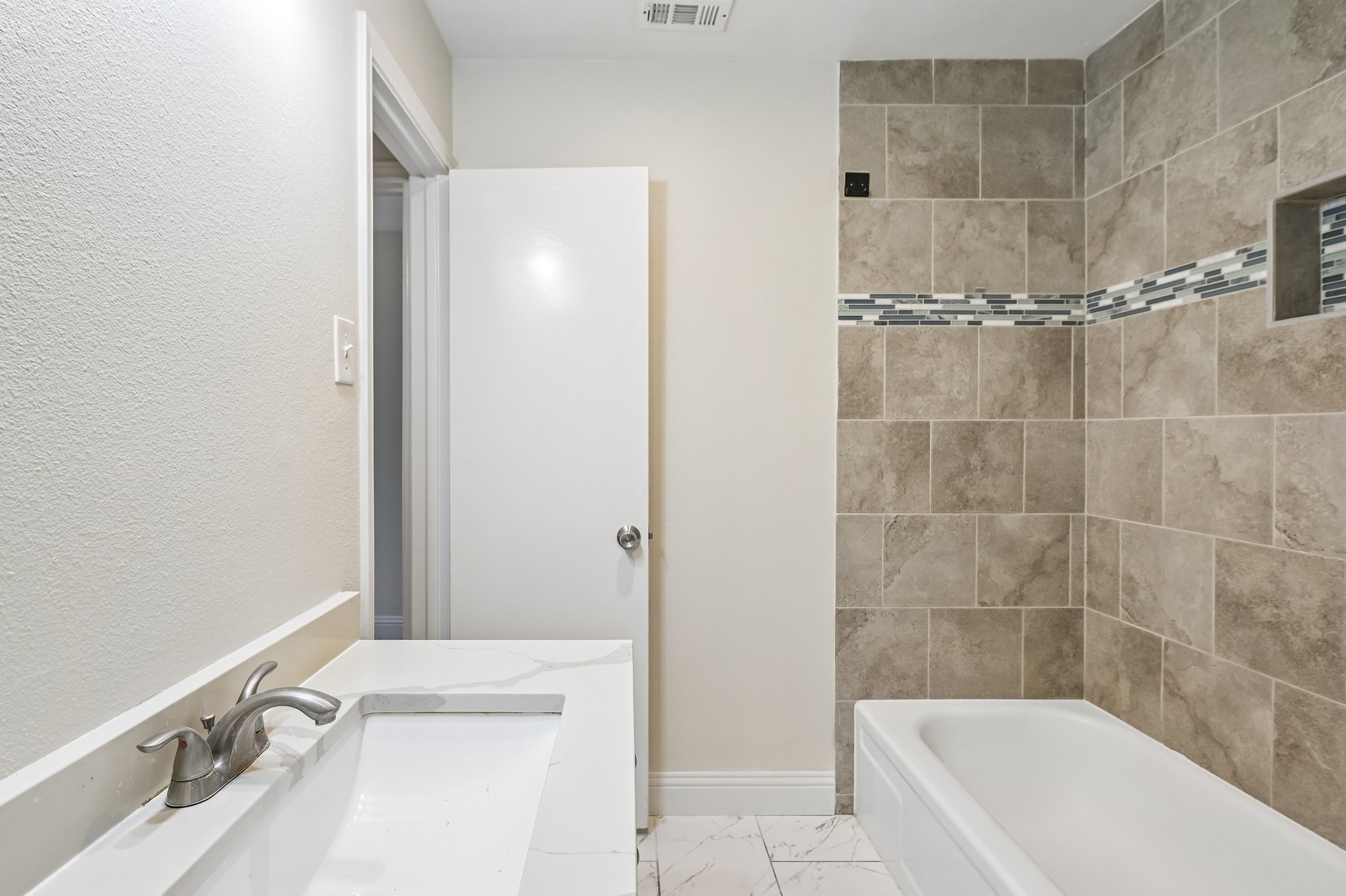 402 W Springdale Lane Grand Prairie TX 75052