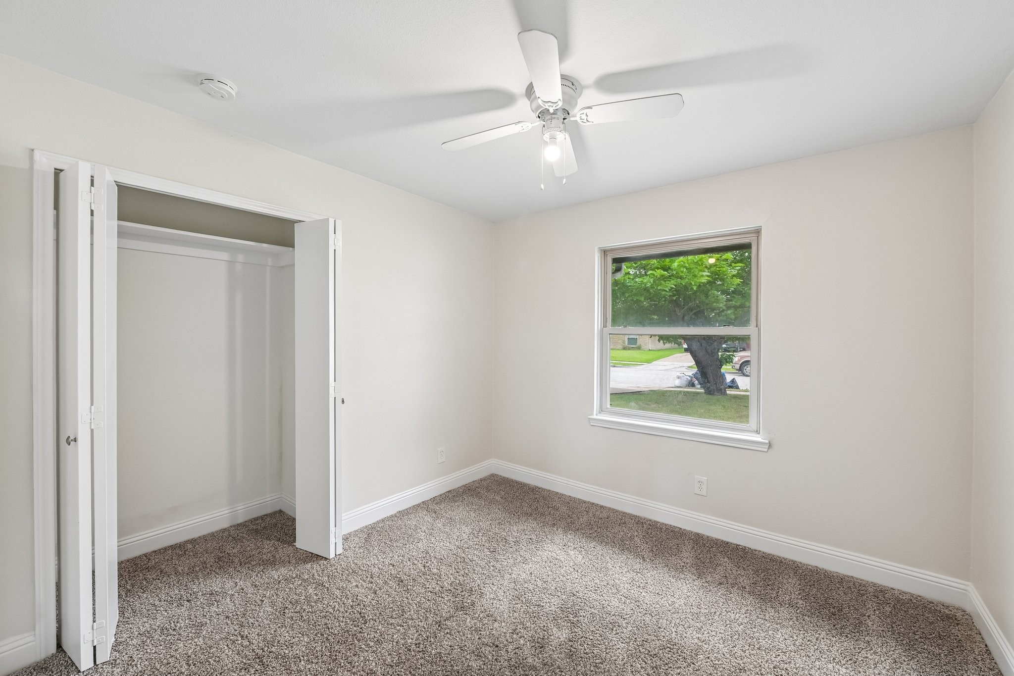 402 W Springdale Lane Grand Prairie TX 75052