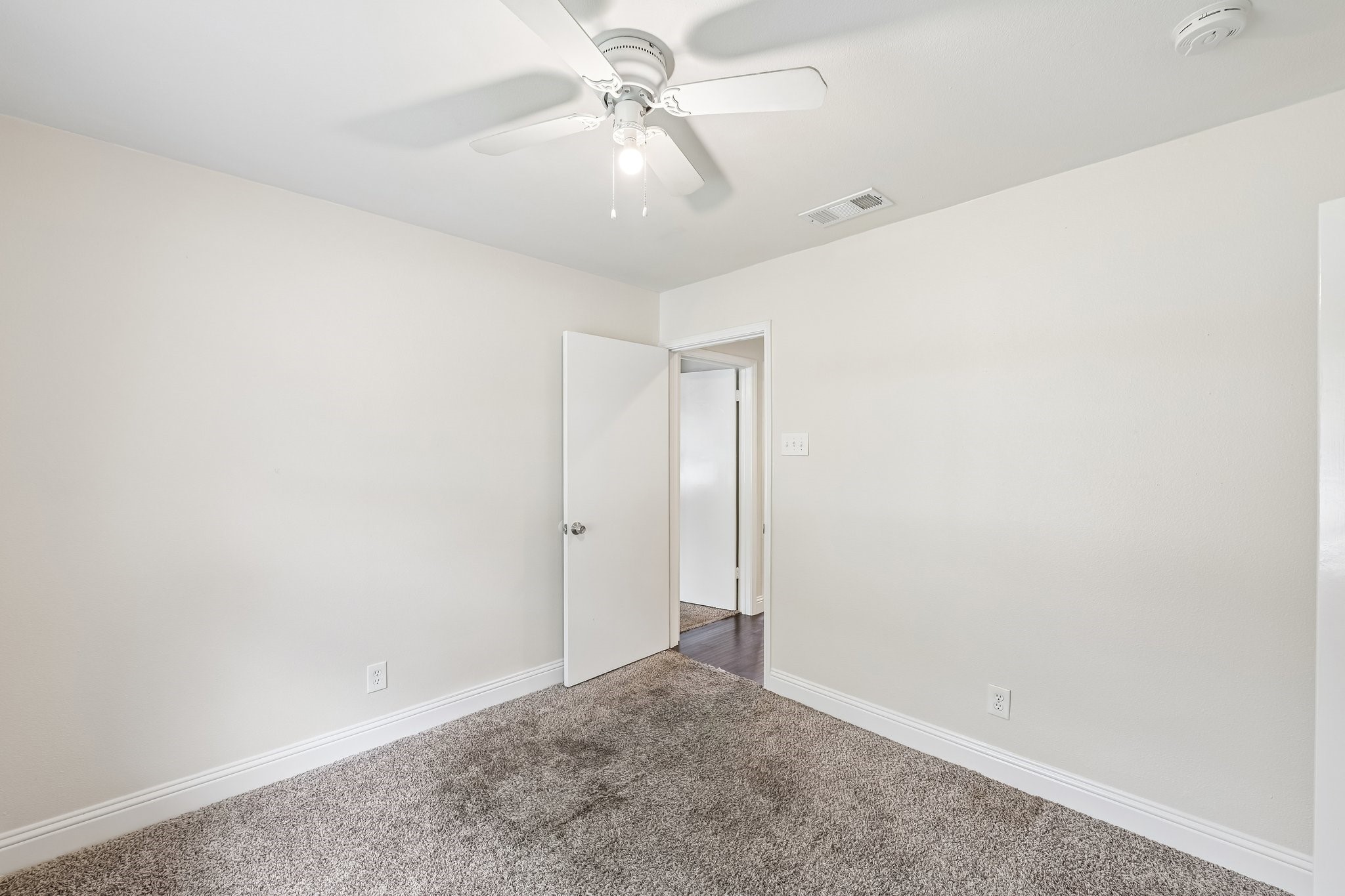 402 W Springdale Lane Grand Prairie TX 75052