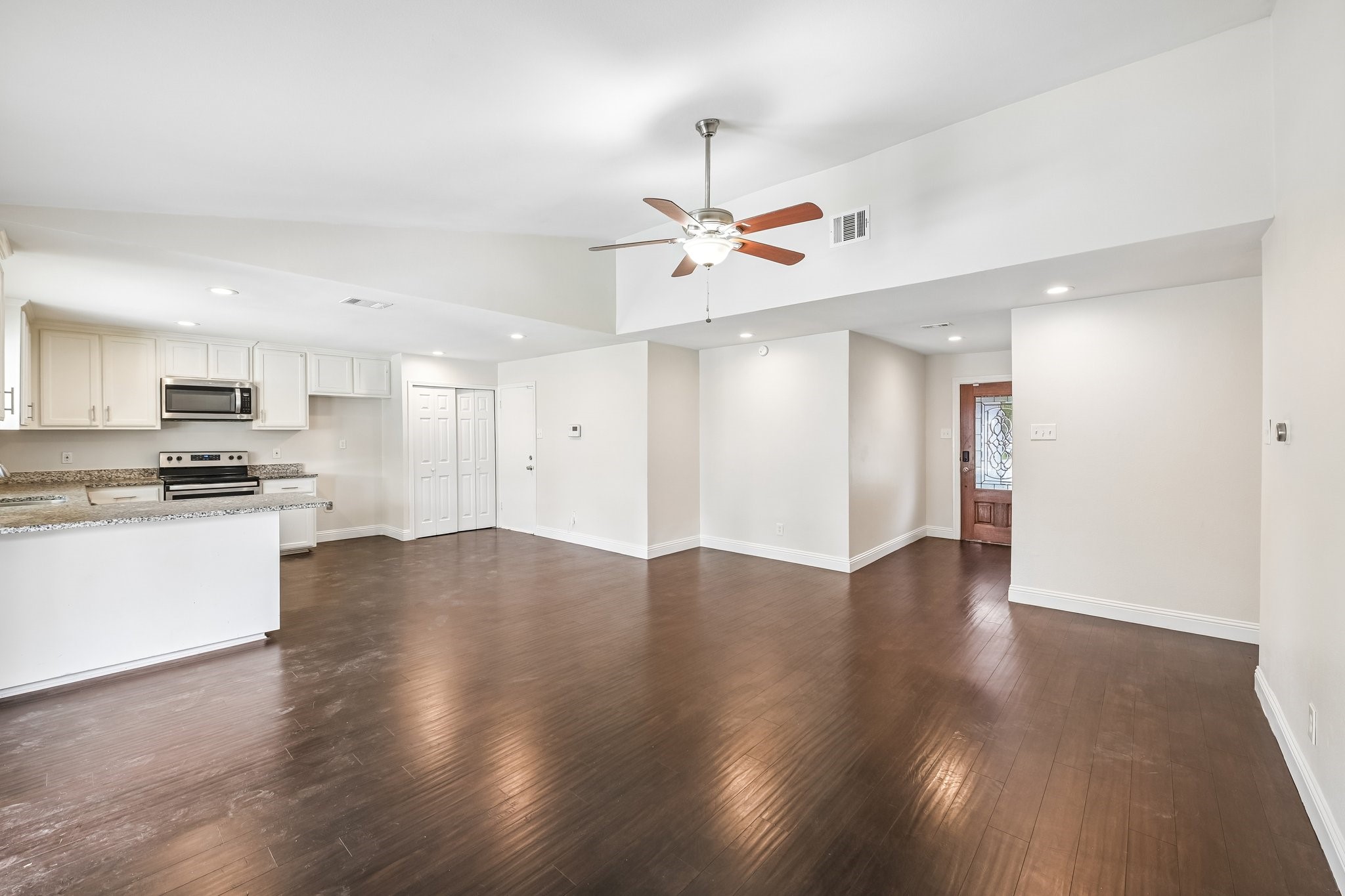 402 W Springdale Lane Grand Prairie TX 75052