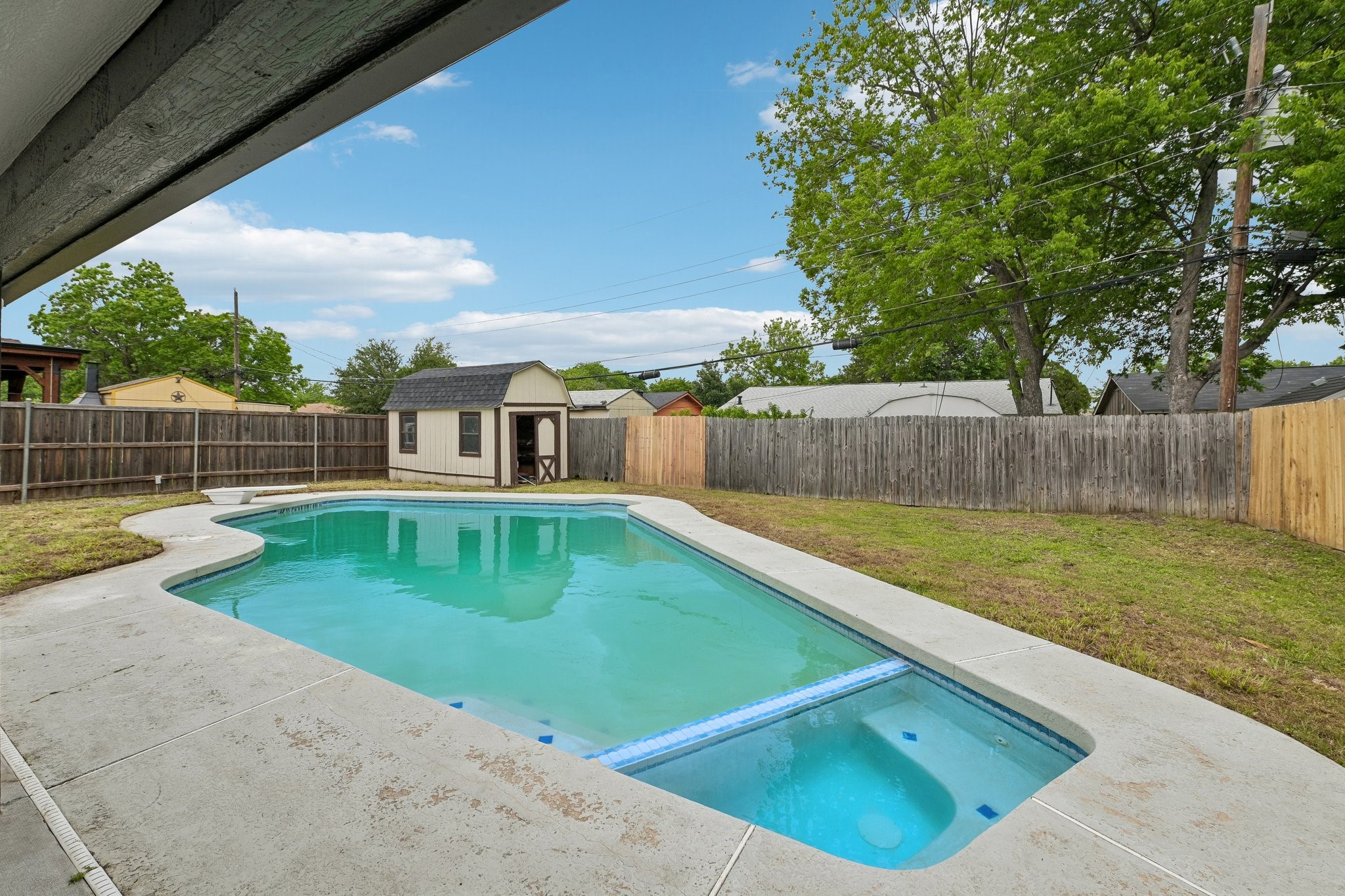 402 W Springdale Lane Grand Prairie TX 75052