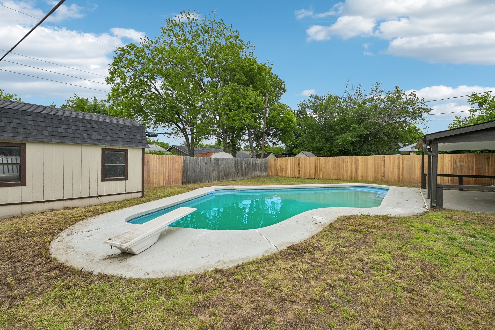 402 W Springdale Lane Grand Prairie TX 75052