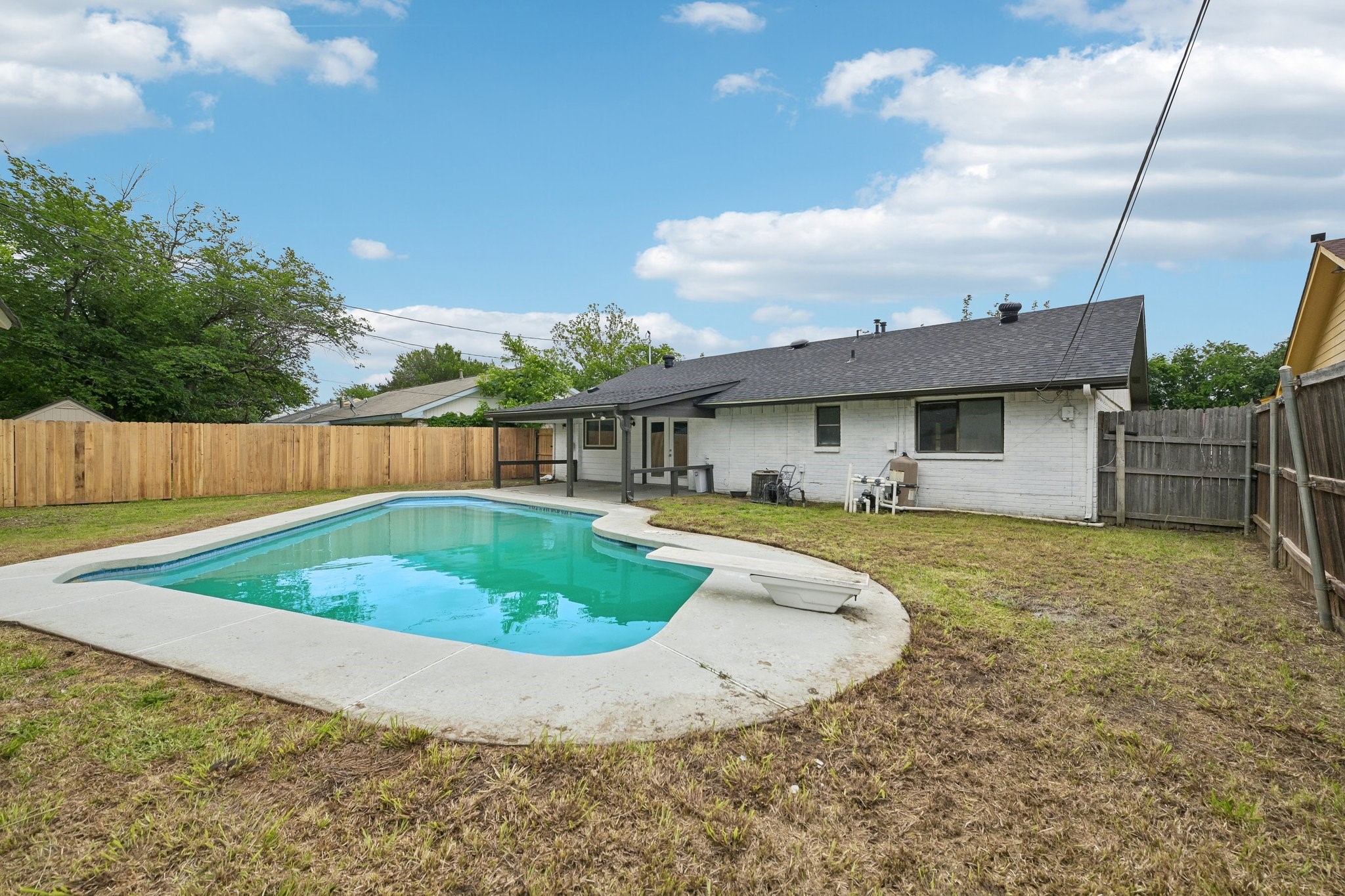 402 W Springdale Lane Grand Prairie TX 75052
