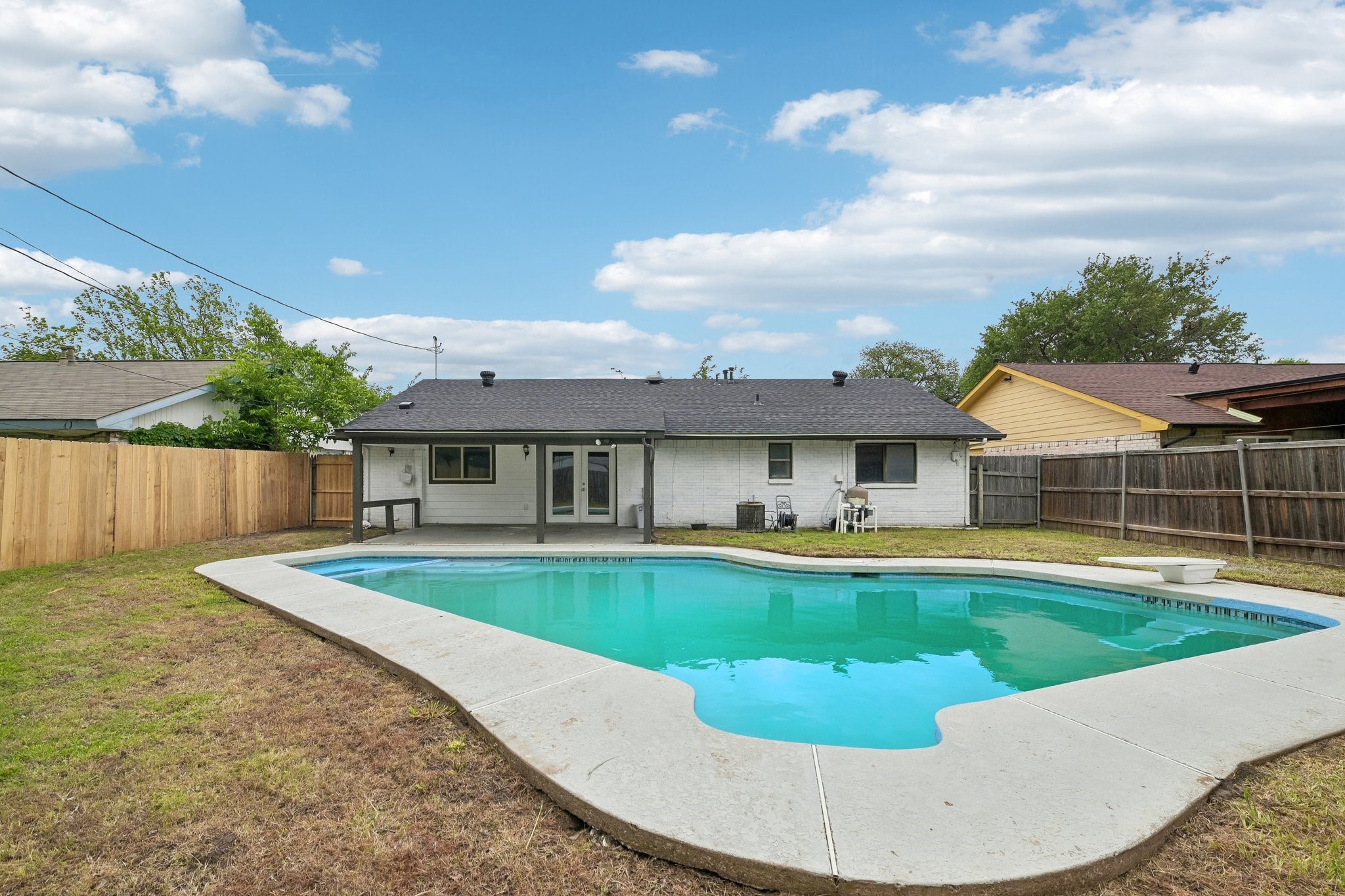 402 W Springdale Lane Grand Prairie TX 75052