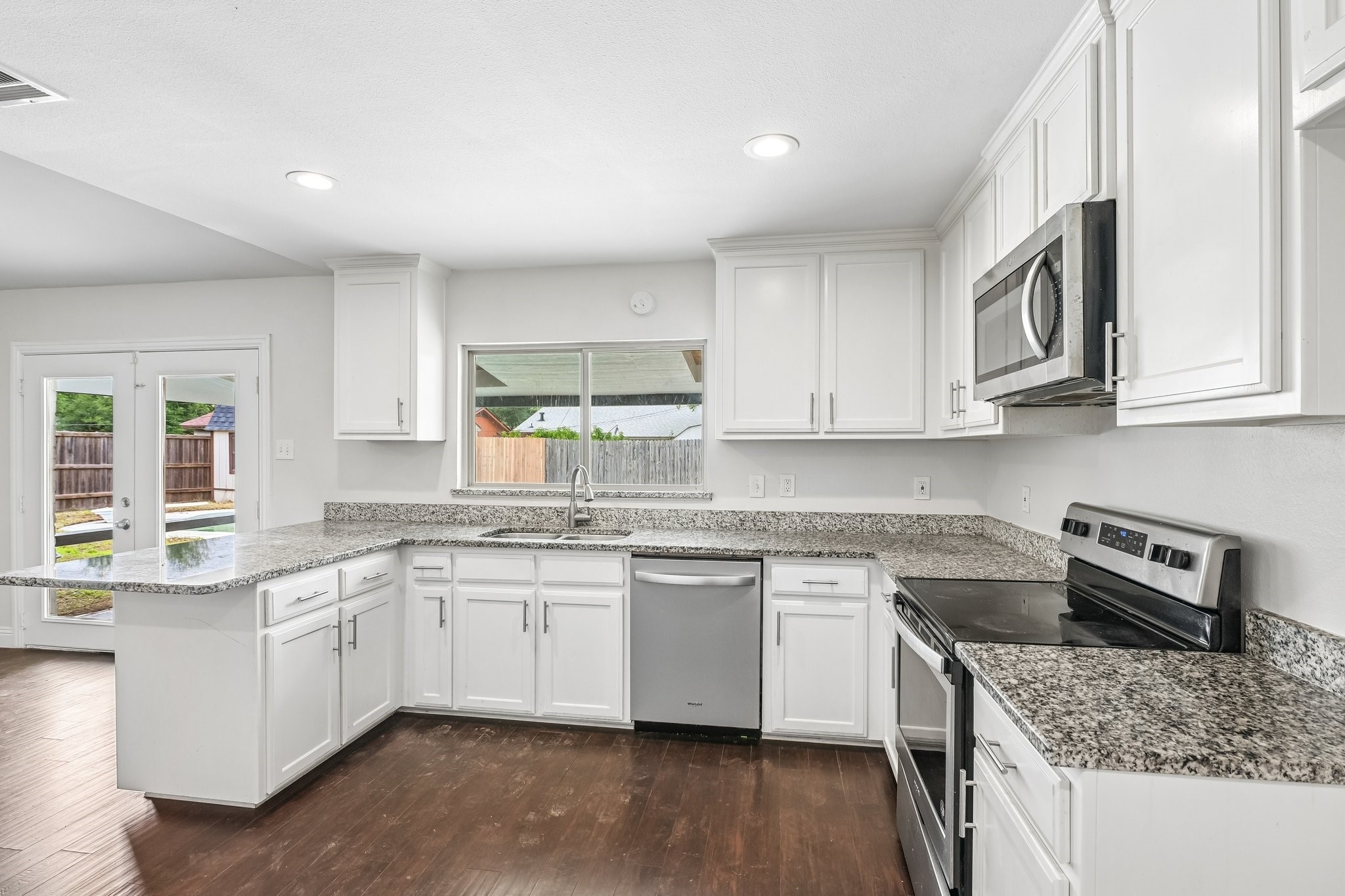 402 W Springdale Lane Grand Prairie TX 75052