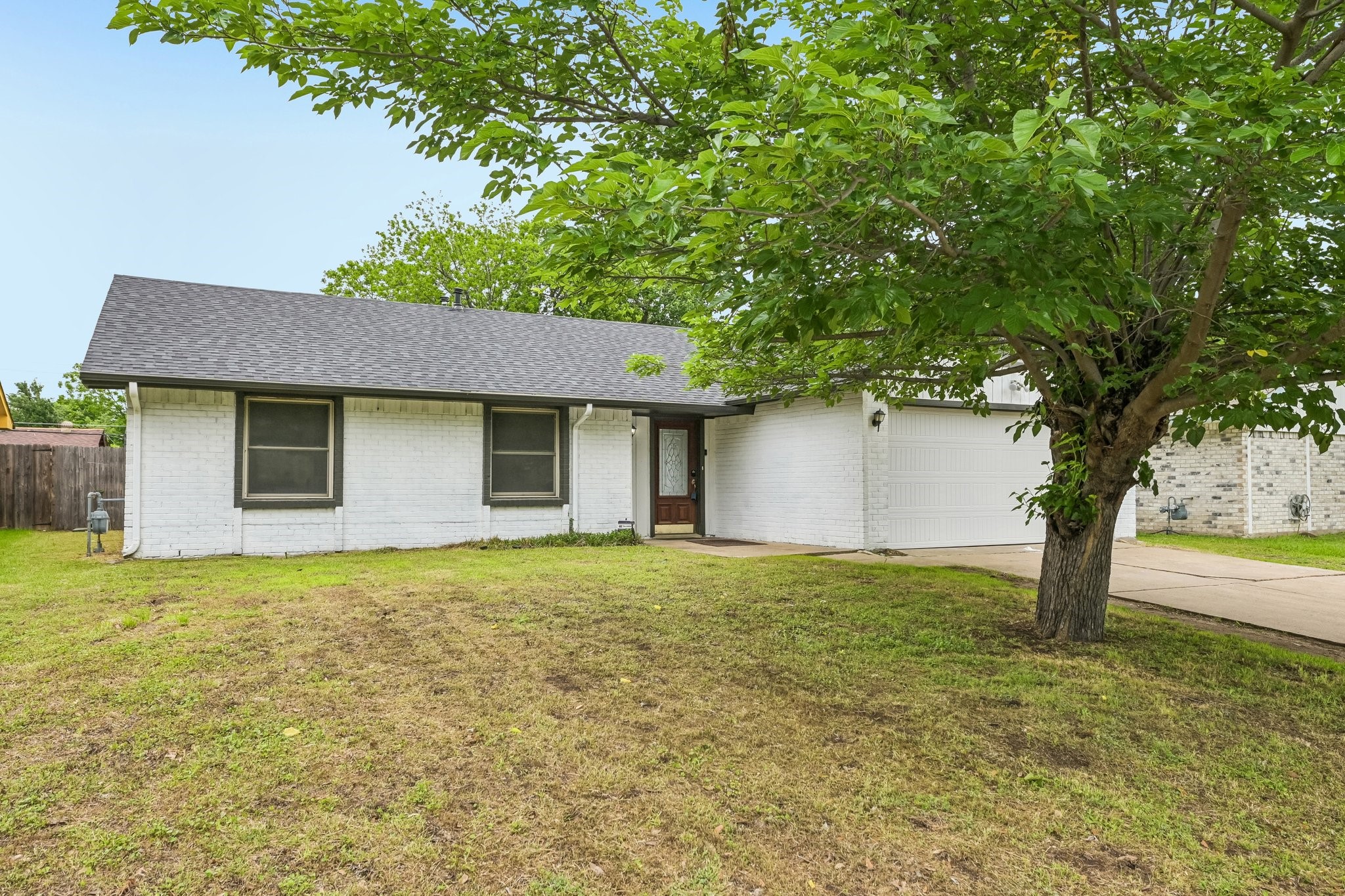 402 W Springdale Lane Grand Prairie TX 75052