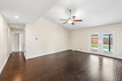 402 W Springdale Lane Grand Prairie TX 75052