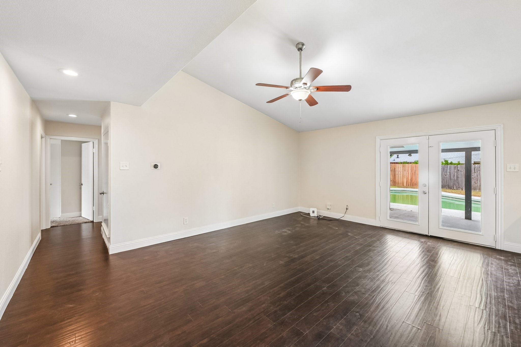 402 W Springdale Lane Grand Prairie TX 75052