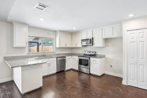402 W Springdale Lane Grand Prairie TX 75052
