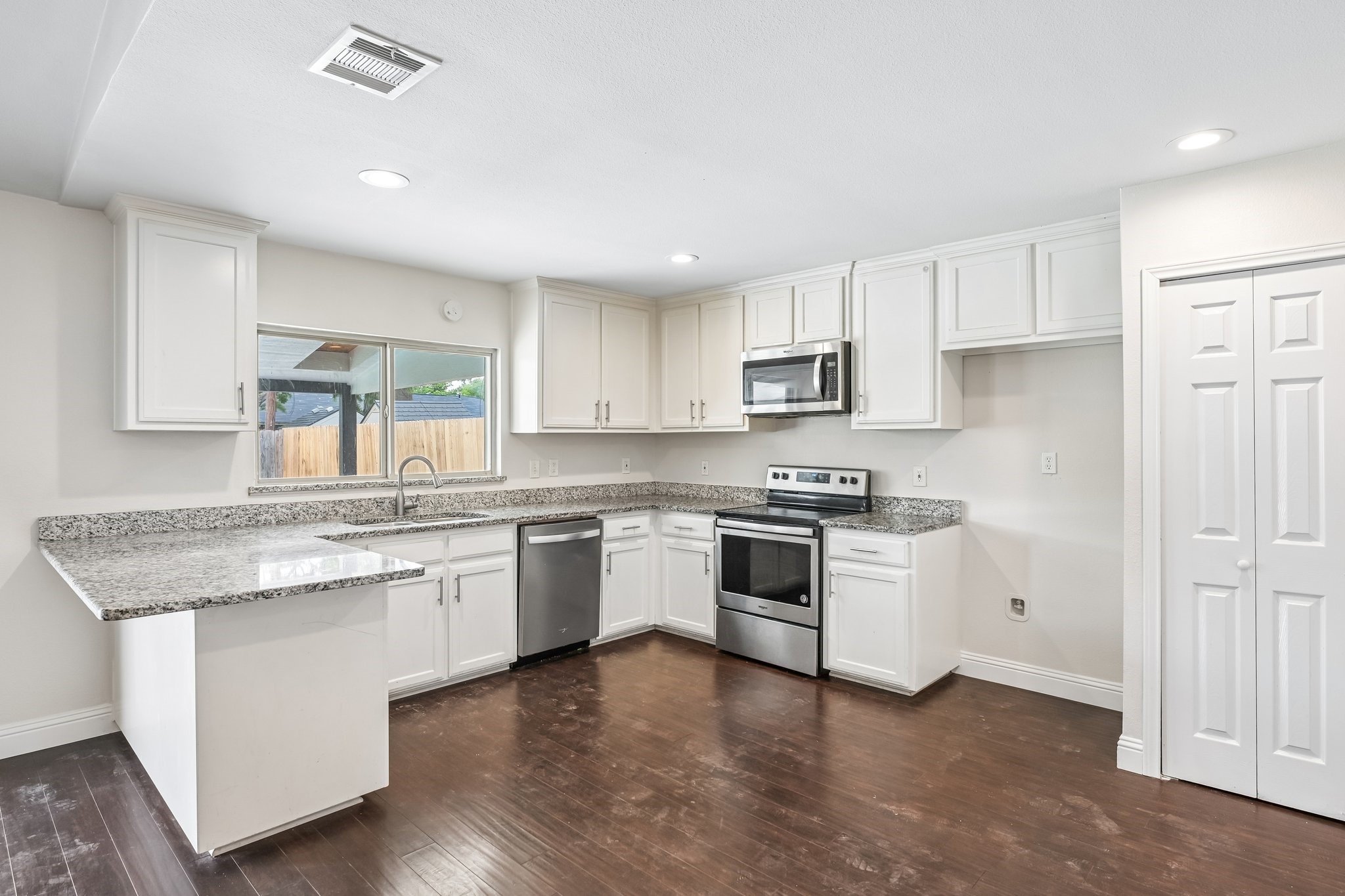 402 W Springdale Lane Grand Prairie TX 75052